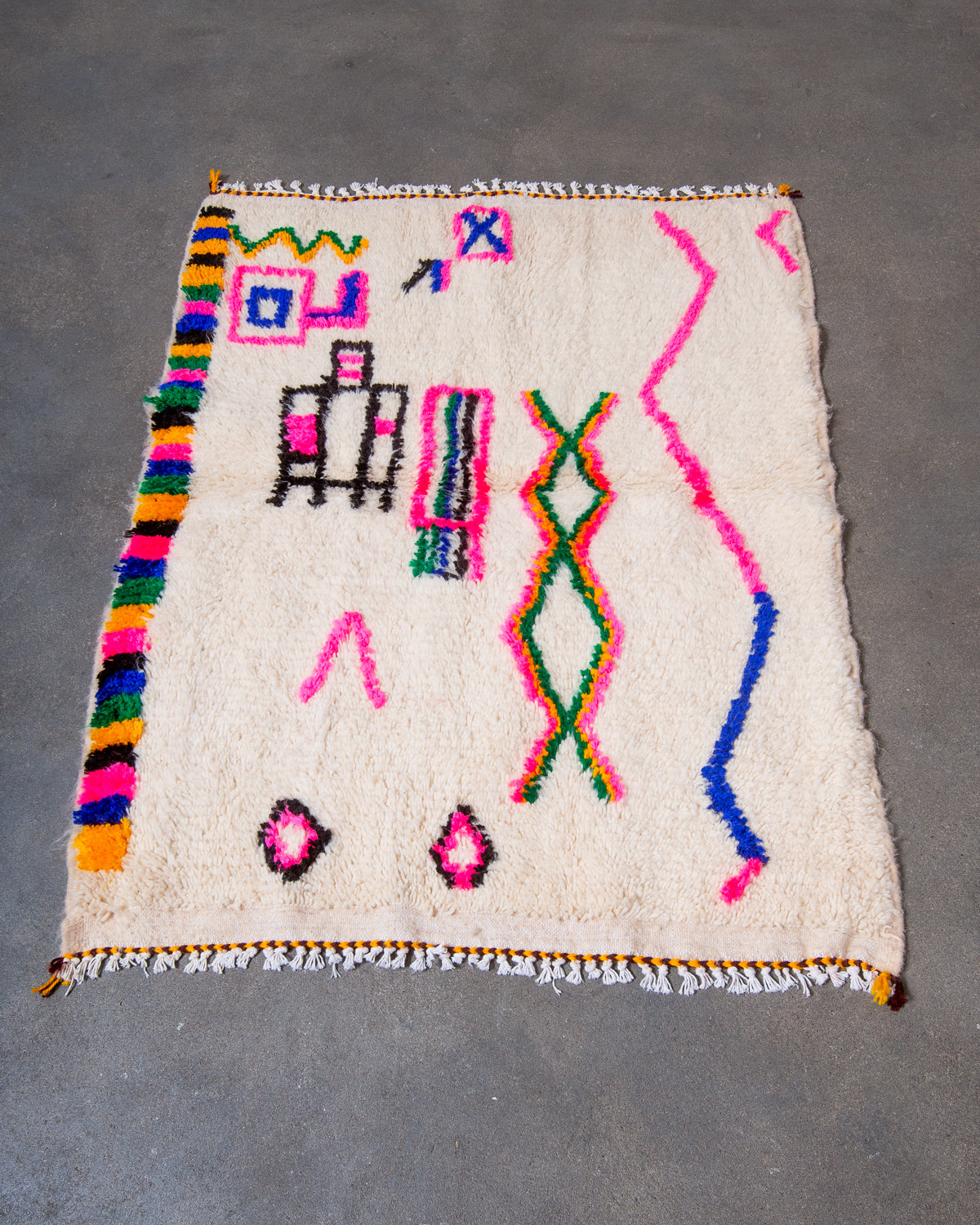 Modern designer handcrafted Berber rug from Morocco. Azilal rug with beautiful colours and patterns. Made of sheep’s wool and colourful cotton.